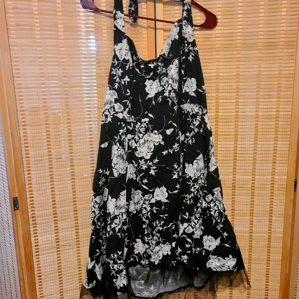 Halter dress fits like a 2x